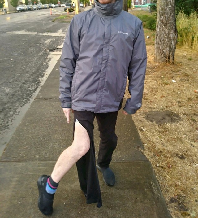 Pokazao je što mu se dogodilo s hlačama dok je bio vani. Iskoristio je priliku da slika "vruću fotku".