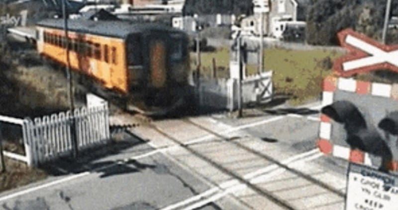 Šokantna snimka pokazuje što se dogodilo kad se rampa na pružnom prijelazu nije spustila