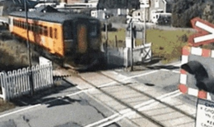 Šokantna snimka pokazuje što se dogodilo kad se rampa na pružnom prijelazu nije spustila