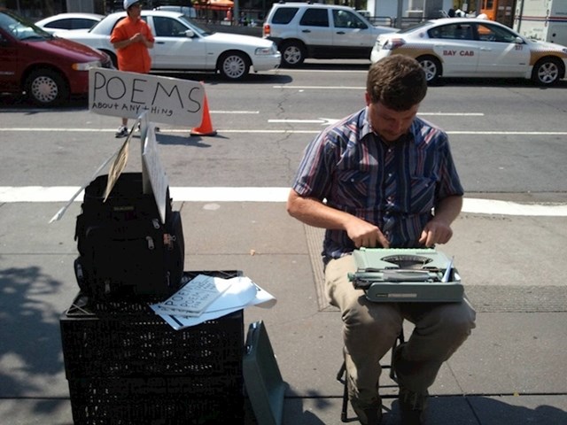 Ovaj lik na ulici nudi pjesmice o bilo čemu. Došao je s pisaćim strojem.