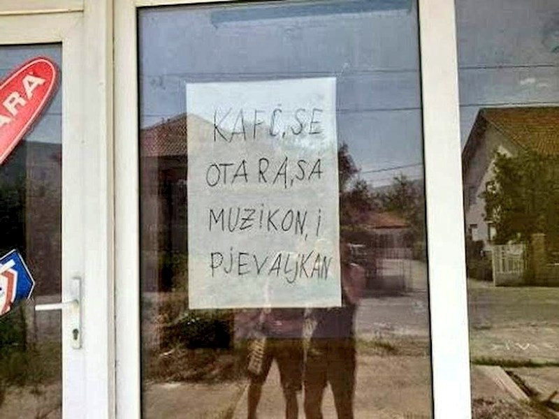 Evo što su zalijepili na ulaznim vratima: