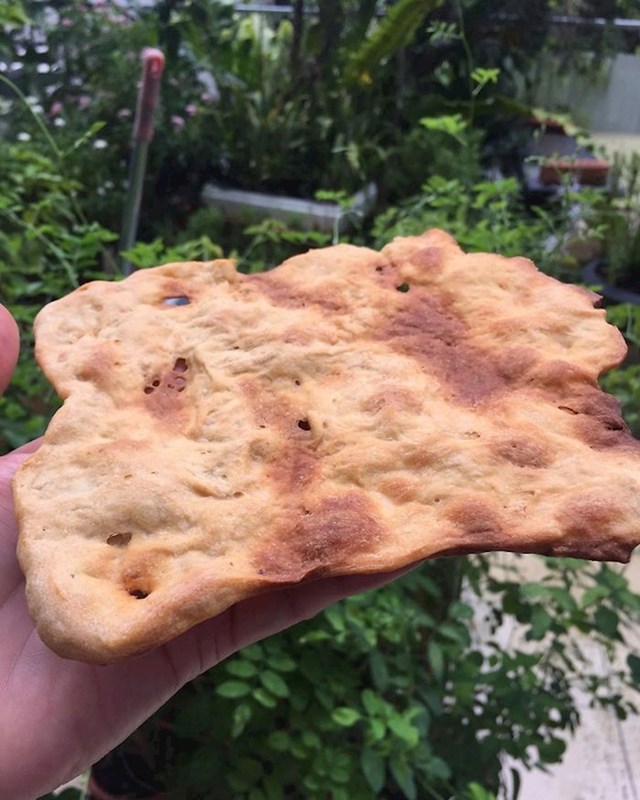 Ljudi su u karanteni slikali svoje najgore kulinarske promašaje, evo najsmješnijih primjera "pokušao sam napraviti pizzu, ali sam vidio da je kvasac koji imam kod kuće imao rok trajanja do 2010. godine. u supermarketu ga više nije bilo za kupiti pa sam pokušao napraviti svoj prema receptu koji sam našao online. nije uspjelo."