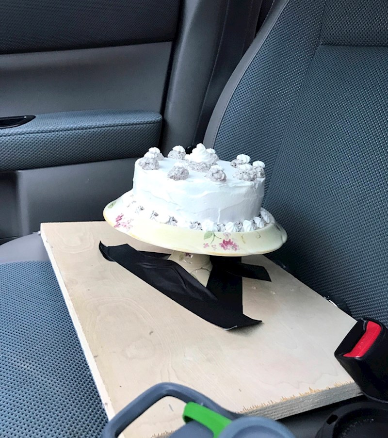 Kako prevoziti tortu? Ova osoba je imala zanimljivu ideju.