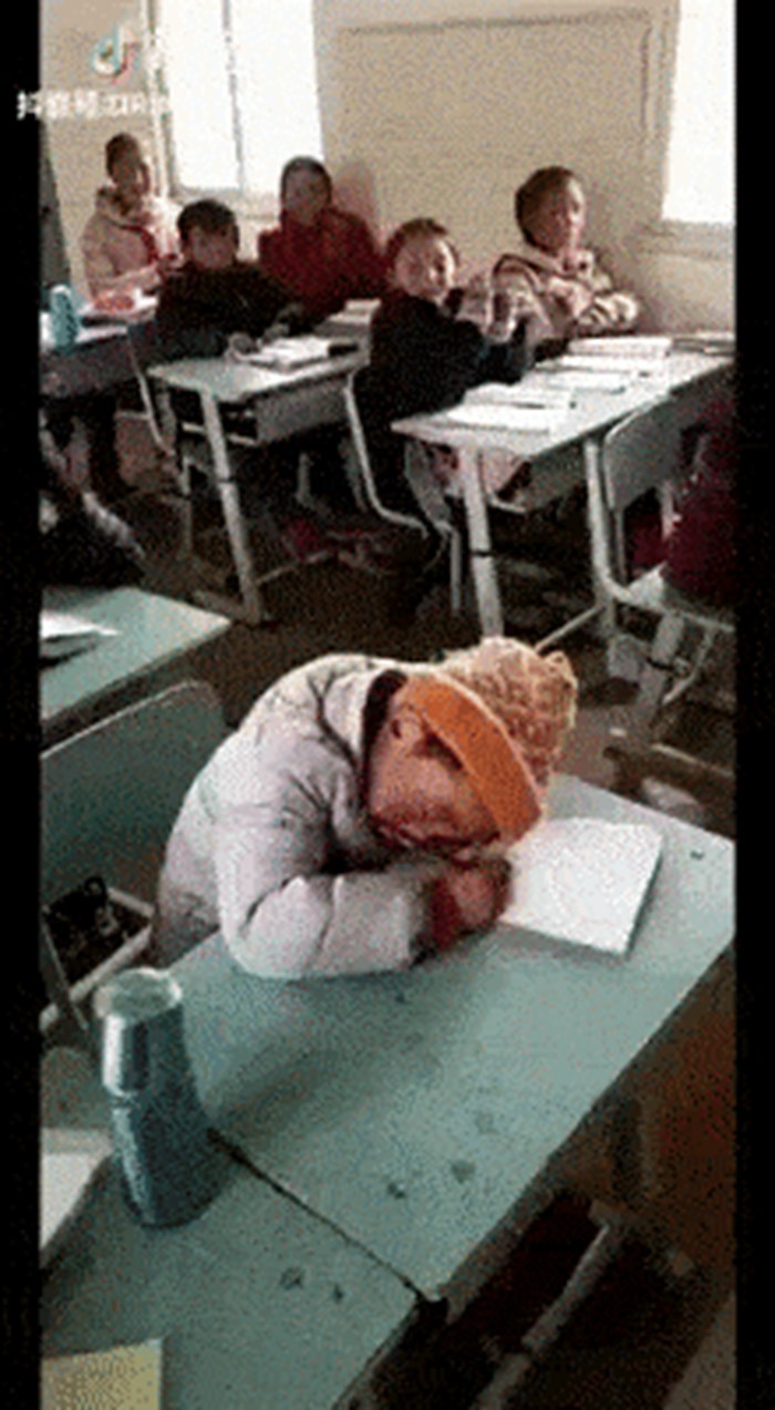 Razred se smijao iznenadnoj reakciji dječačića koji je zaspao u školi