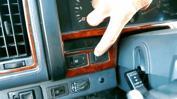 Vozač iz Kazahstana je pokazao kako zeznuti radarsku kontrolu i izbjeći plaćanje kazne zbog prebrze vožnje