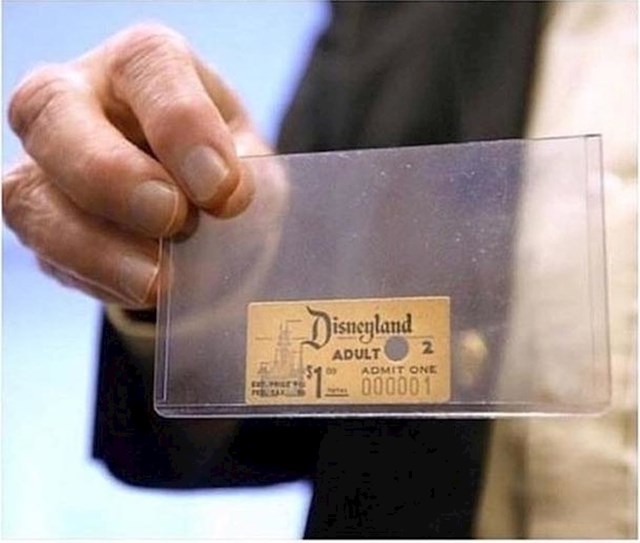 Ovako izgleda prva ulaznica za zabavni park Disneyland.