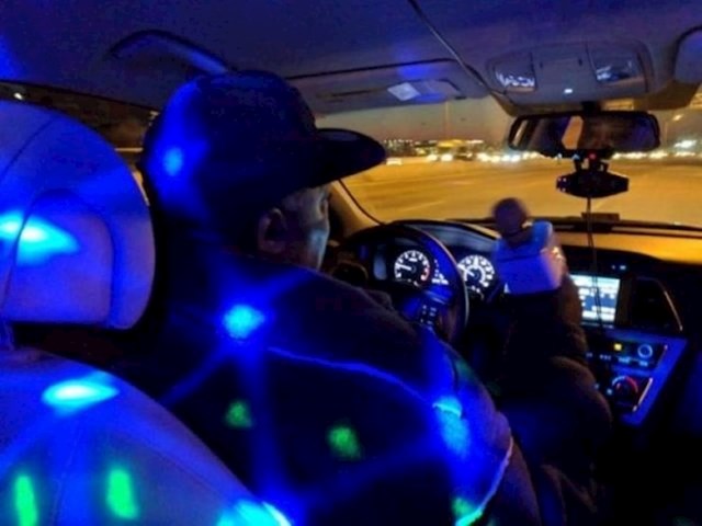"Moj Uber vozač je u autu imao karaoke/disko večer!"