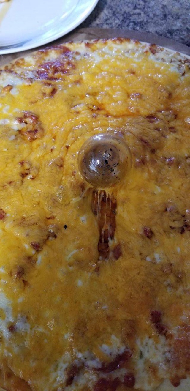 "Žarulja iz pećnice otpala je i udobno se smjestila na pizzu koju sam pekla."