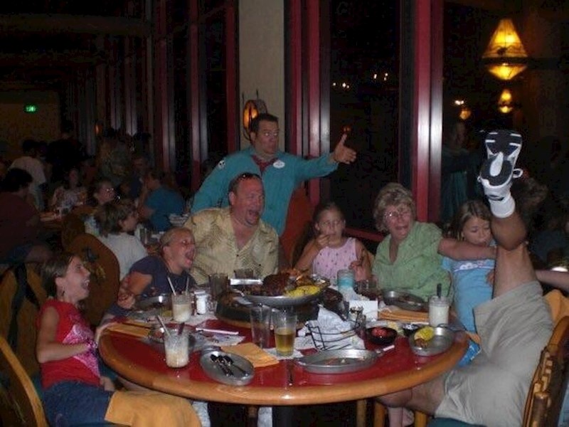 Reakcija čovjeka u pozadini je neprocjenjiva.