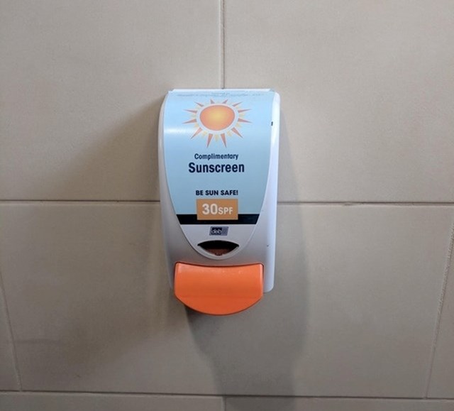 Zoološki vrt u javnom WC-u nudi besplatnu kremu za zaštitu od jakog sunca.