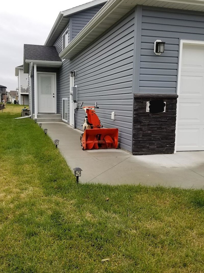 "Poštar je napisao da nije mogao dostaviti paket jer nije mogao doći do naših ulaznih vrata. Evo što ga je 'spriječilo'."