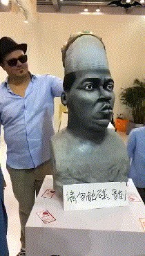 Ovaj kip je jedan od najčudnijih koje ćete vidjeti: Posjetitelji ga smiju "uništavati" koliko god žele