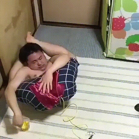 PRIJAVITE GA NA SUPERTALENT Čudak je uzeo dron, čašu i pokazao trik koji "malo tko može izvesti"