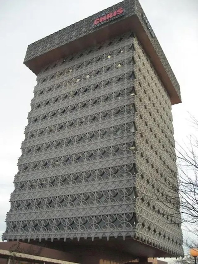 Kaden Tower u Louisvilleu, Kentucky uspoređivan je s velikom kutijom za maramice.