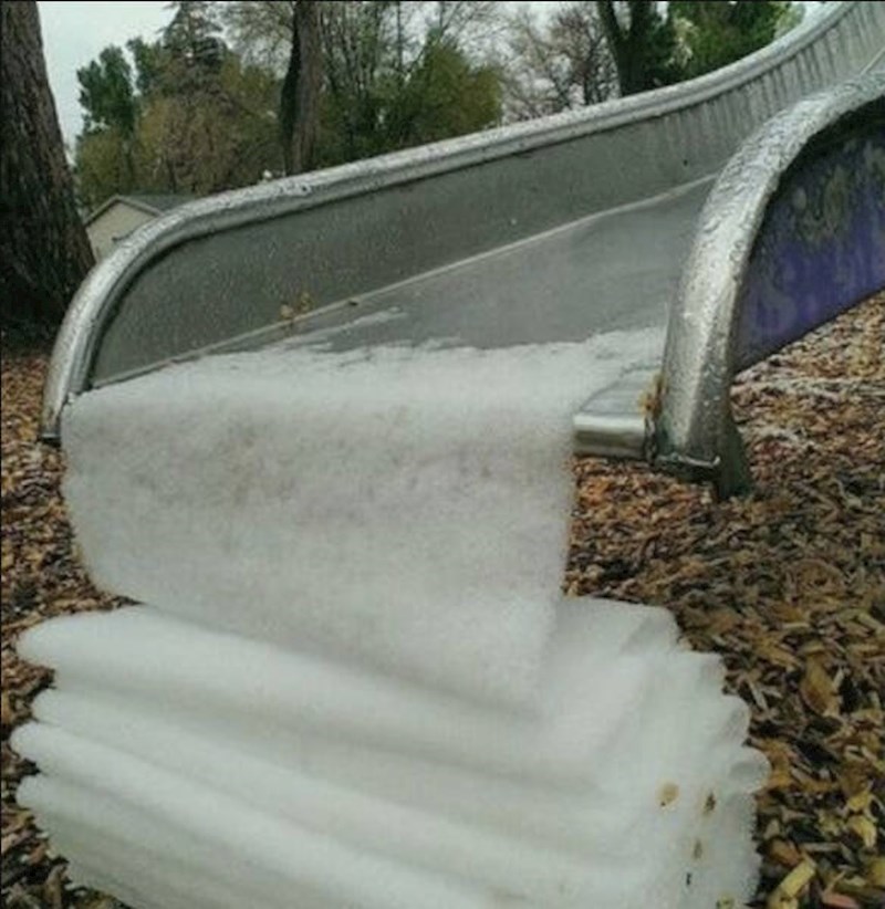 Tanki sloj snijega spustio se s tobogana kao tanki pokrivač.