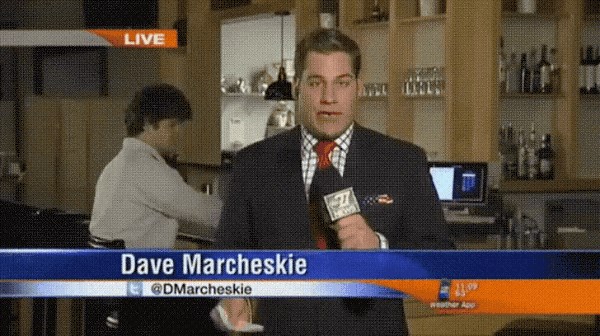 TV reporter je prenosio važne vijesti, no svi su gledatelji promatrali čudnog muškarca u pozadini