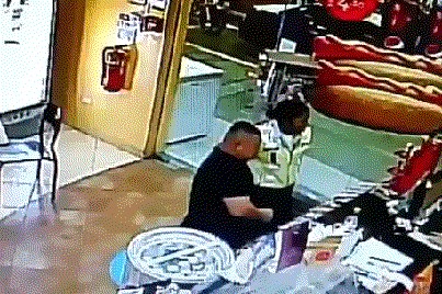 NIJE TO BIO NJEGOV DAN Smotani kupac doživio seriju nezgoda, nadzorna kamera je sve snimila