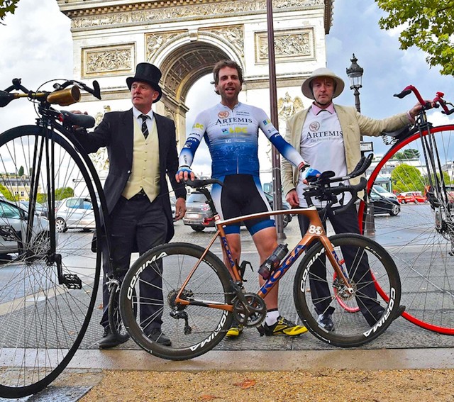 Britanac Mark Beaumont proputovao je svijet biciklom u samo 79 dana. Svaki dan se dizao u 3:30 ujutro i 16 sati dnevno vozio bicikl.