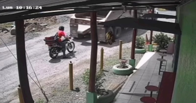 Kamion je polako počeo voziti unatrag, a onda je nadzorna kamera snimila šokantnu scenu