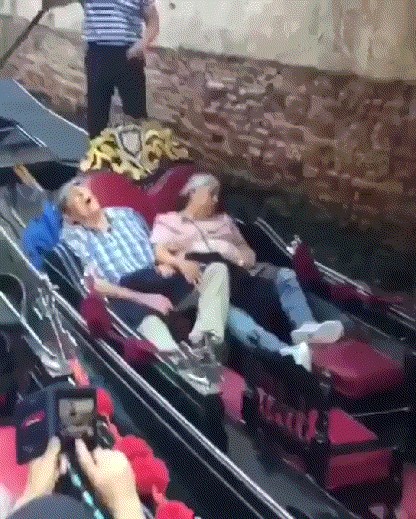 Stariji bračni par nasmijao je sve oko sebe kad im se na romantičnoj vožnji gondolom dogodilo ovo