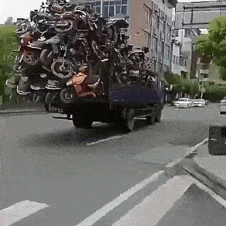 PREČUDNI PRIZORI S CESTE Neki vozači kamiona su veliki optimisti, sigurnost im nije najvažnija