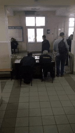 Zaštitari su gledali u ekran, no netko je snimio što zapravo promatraju