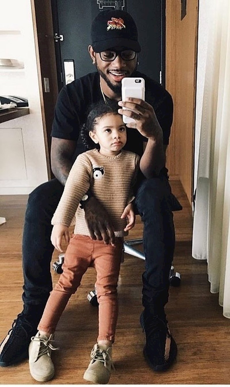 Ova djevojčica izgleda kao da nabildanom rukom slika selfie.