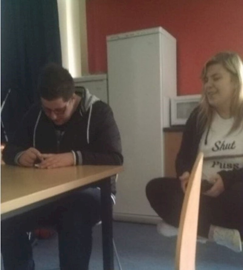 Djevojka izgleda kao da lebdi...