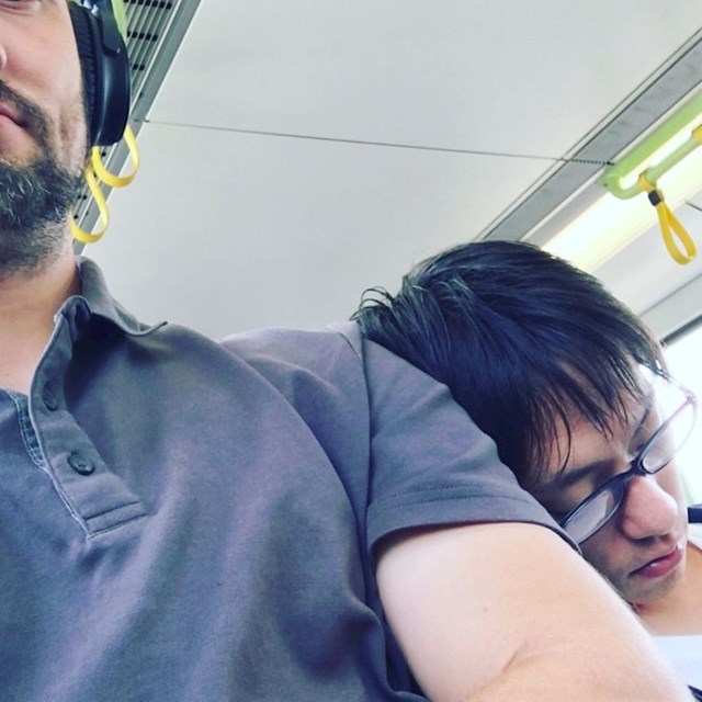 "Vraćao sam se s posla, ovaj umorni lik je zaspao na mom ramenu. Pustio sam ga da spava."