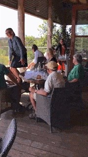 Na terasi restorana pojavio se neočekivani gost, hrabra konobarica se usudila pokvariti mu planove