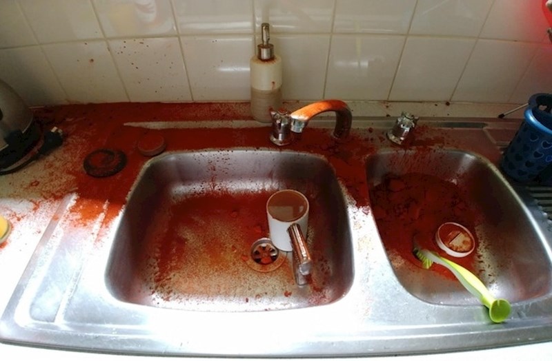 Ne, nije krv. Netko je prosuo papriku. :)