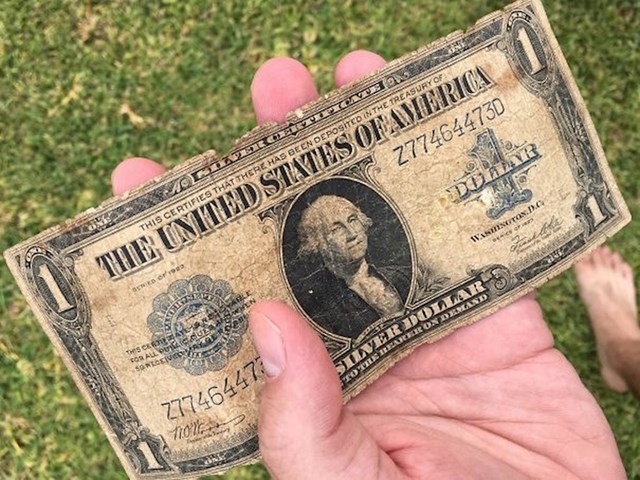 "Danas sam negdje na podu našao novčanicu staru gotovo 100 godina."