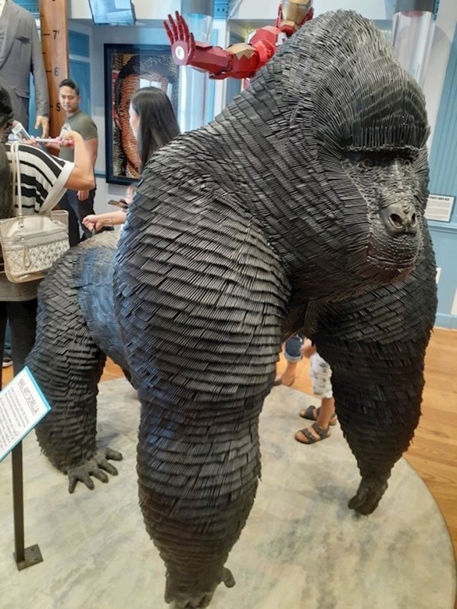 Vjerovali ili ne, ovaj gorila je napravljen od čavlića.