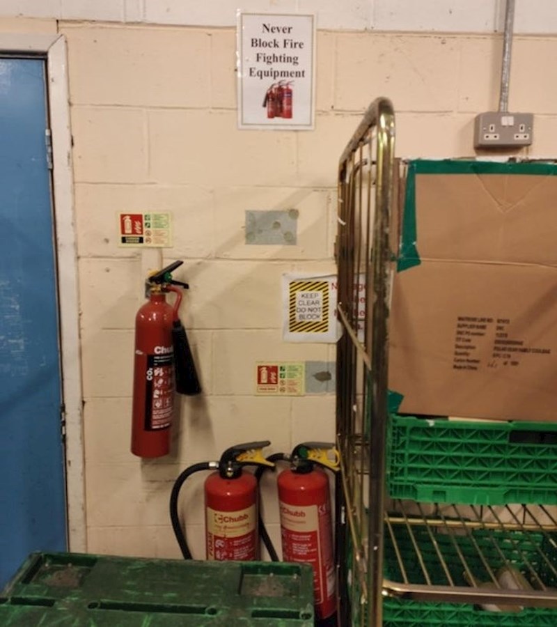 A lijepo im je pisalo da oslobode aparate za gašenje požara...