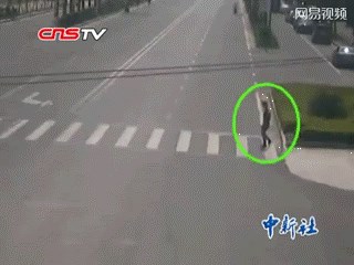 Kinez je odlučio dobiti novac od osiguranja, pogledajte što je radio po cesti!