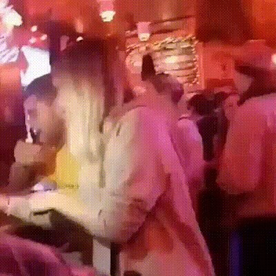 Lik joj je uporno plaćao runde, razočarao bi se kad bi vidio što se s pićem zapravo dogodilo