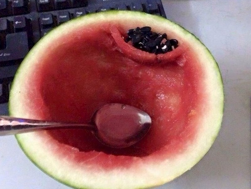 Ne želite jesti koštice iz lubenice, a nemate posudicu za njih i ne želite prljati stol? Bez brige, evo rješenja!