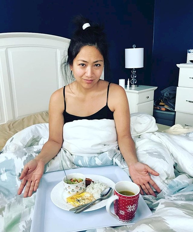 "Napravila je doručak i natjerala me da je slikam u krevetu kako bi ljudi mislili da ima dečka papučara koji joj priprema doručak."