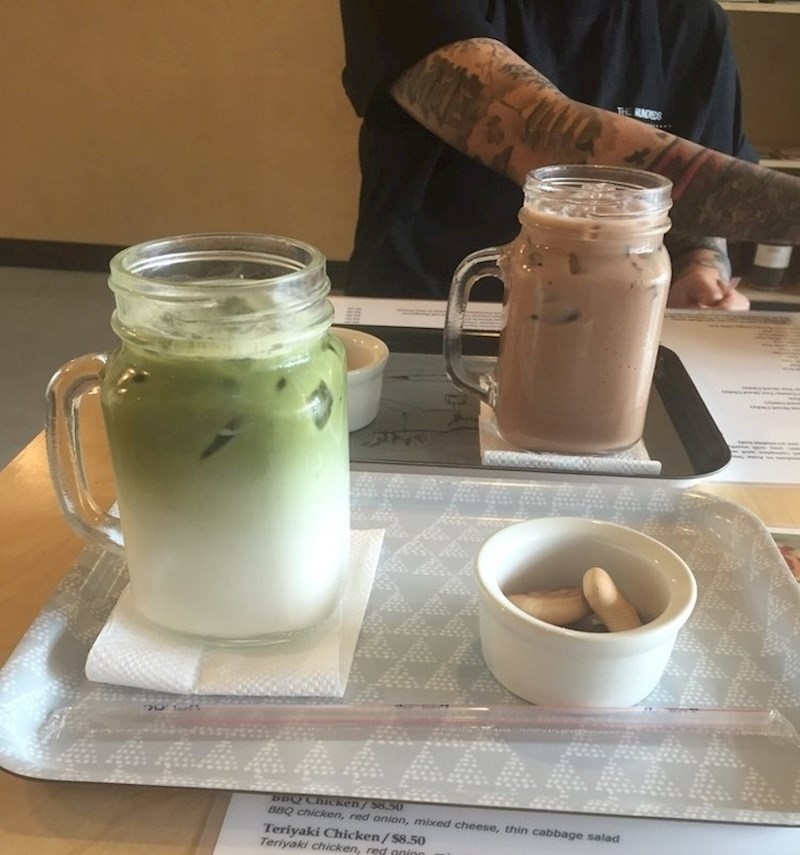 Ove čaše izgledaju kao da vode vrlo ugodan razgovor.