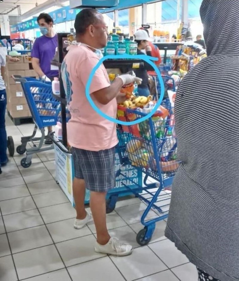 Ni ovom genijalcu nije palo na pamet da diranje čipsa s prljavim rukavicama nije pametna ideja.