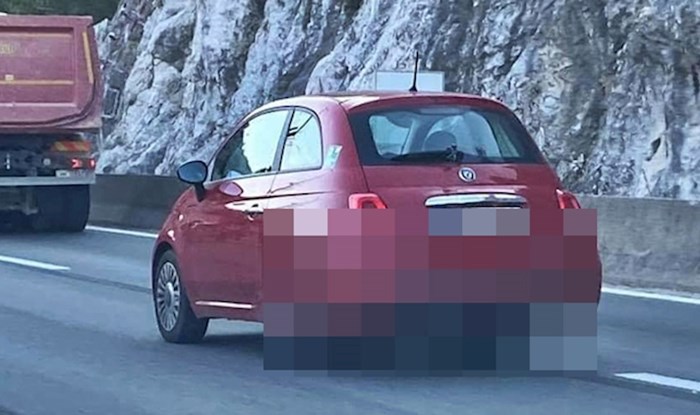 Turisti iz Njemačke došli su na Jadran u bizarnom vozilu, pogledajte što je netko slikao