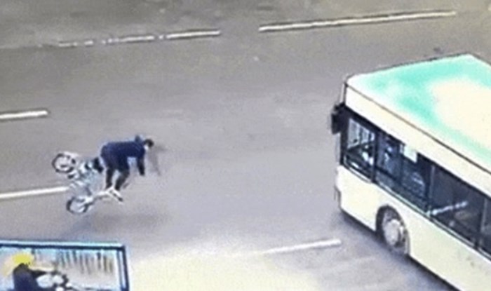 Ovaj biciklist je imao nevjerojatnu dozu sreće, pogledajte kako je jedva ostao živ