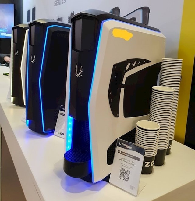 Ovo stolno računalo ima ugrađen automat za kavu. Zanimljivo rješenje za programere i druge radnike koji dugo sjede za računalom.