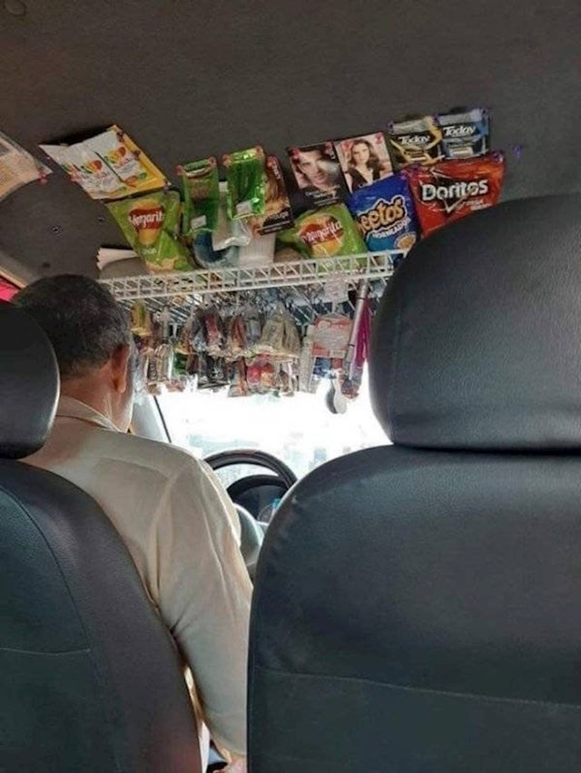 On u svom autu ima sve moguće grickalice (koje naravno dijeli putnicima).