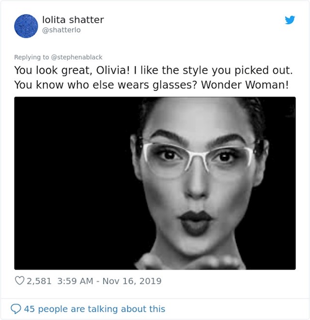"Odlično izgleda, Olivia! Sviđa mi se stil koji si odabrala. Znaš li tko još nosi naočale? Wonder Woman!"