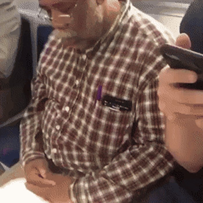 Lik zaspao u javnom prijevozu, nije ni primijetio da mu je nešto ostalo otvoreno na mobitelu