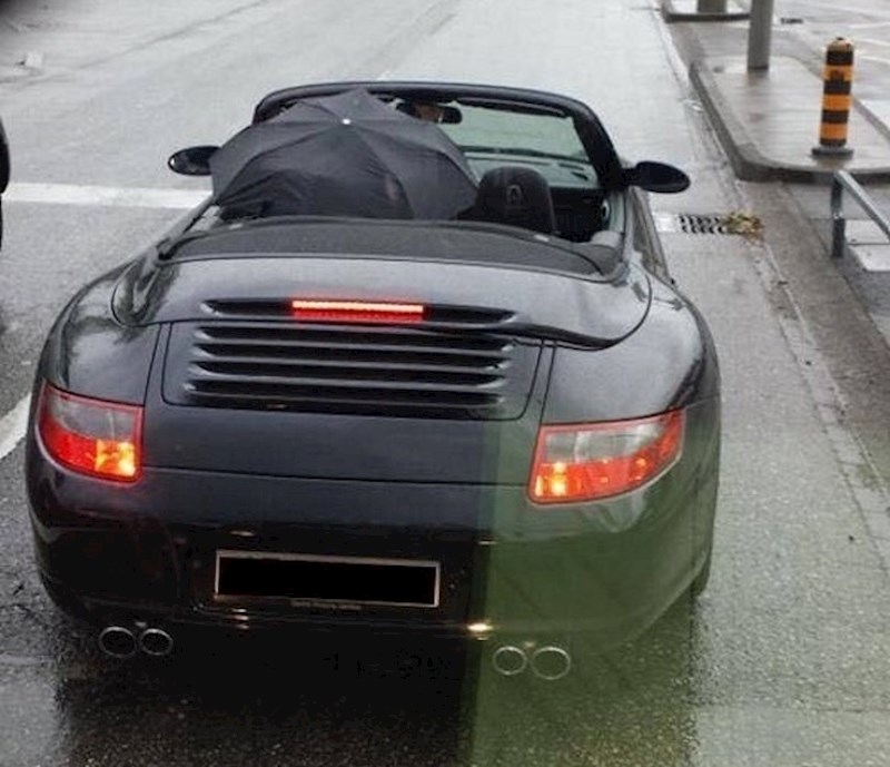 Htio se pohvaliti i ponosno voziti novi auto po gradu, a onda je počela padati kiša...