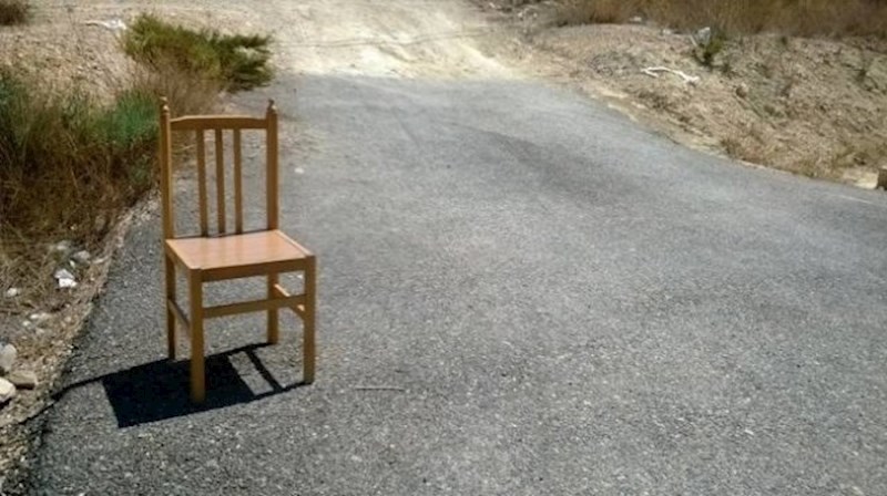 "Stolice pokraj ceste znače da je u blizini ulični prodavač sa svojim štandom."