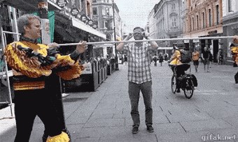 Lik je odlučio sudjelovati u uličnoj igri, tek je kasnije shvatio da su napravili budalu od njega