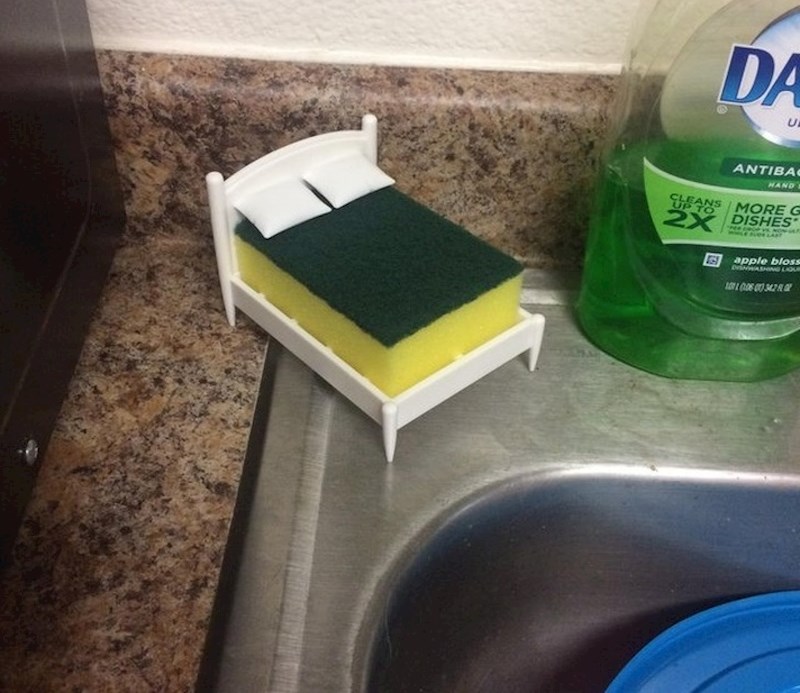 "Moja žena je danas ponosno pokazala svoju novi držač za kuhinju spužvu."